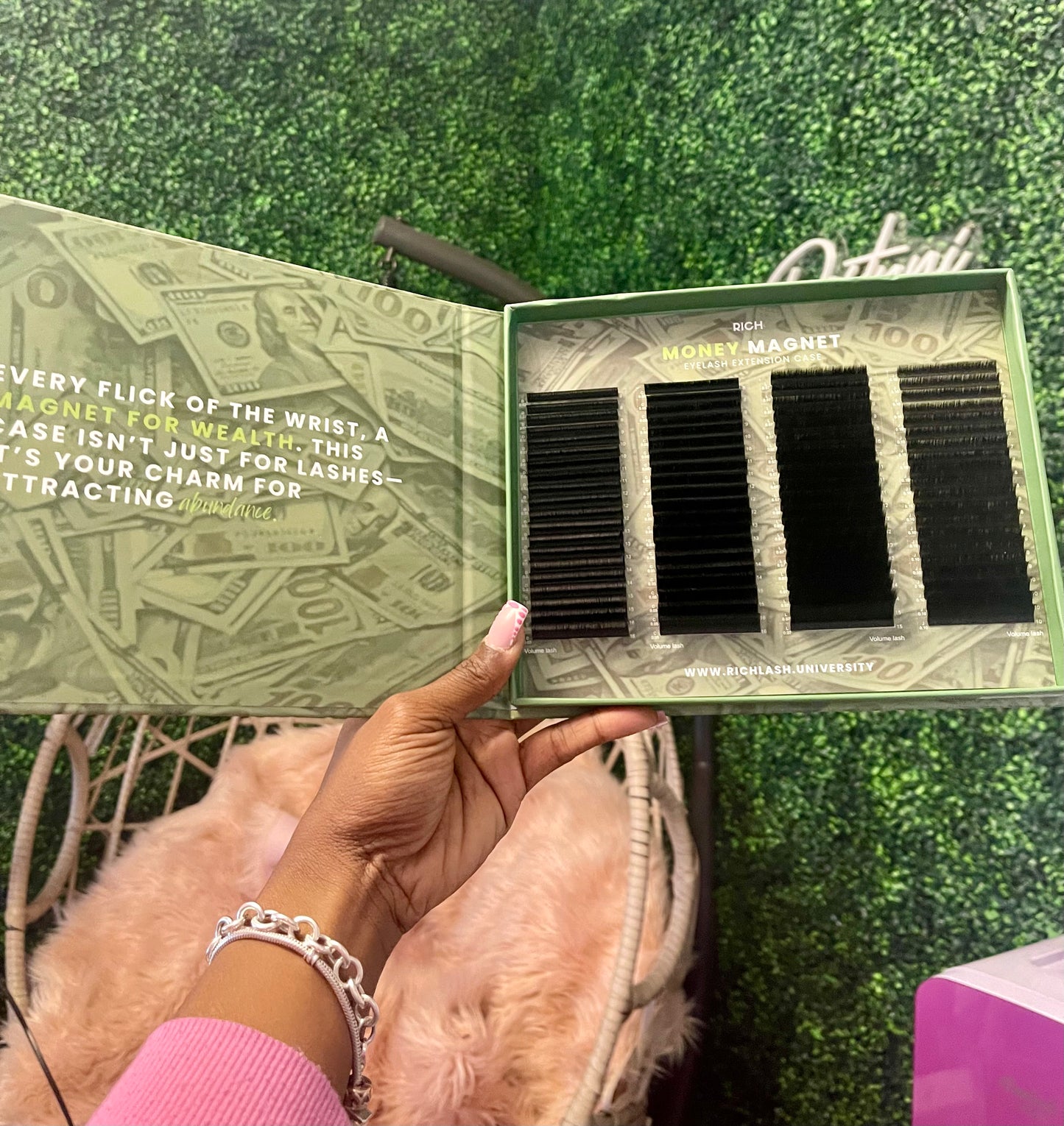 MONEY MAGNET EYELASH EXTENSION CASE: VOLUME